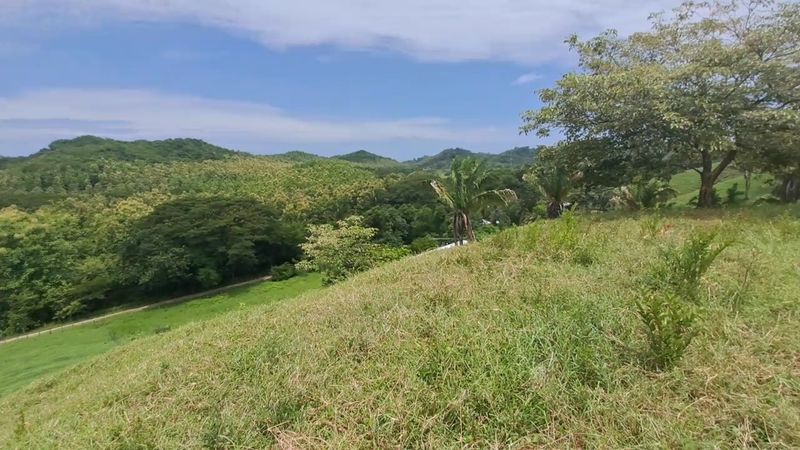 Blue sky and clouds on mountains arround Finca Costa Verde land for sale Barco Quebrado Samara costa rica